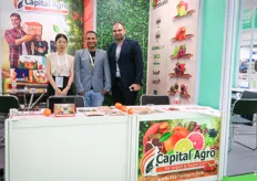 Capital Agro是一家埃及柑橘种植商，向中国市场销售产品，图为Kelly, Ibrahim Said 及市场部经理Tamer Magdy. / Capital Agro is an Egyptian citrus grower. The company supplies the Chinese market. On the photo are Kelly, Ibrahim Said and Tamer Magdy, Marketing Manager.